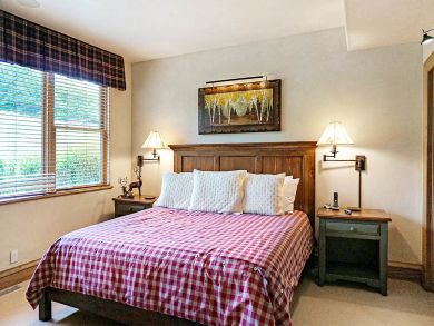 Luxury Ski Townhome Just a Short Walk to Ski Lifts.